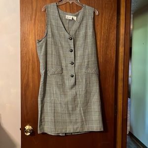 NWOT women’s vest style black and white dress in excellent condition never worn